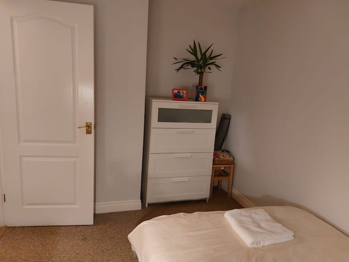 Cozy Double Bedroom In A Quiet Home With Parking - Chippenham