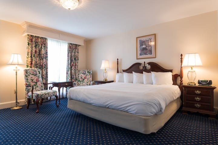 Ocean View King Hotel Room At Bluenose Inn (341) - Maine