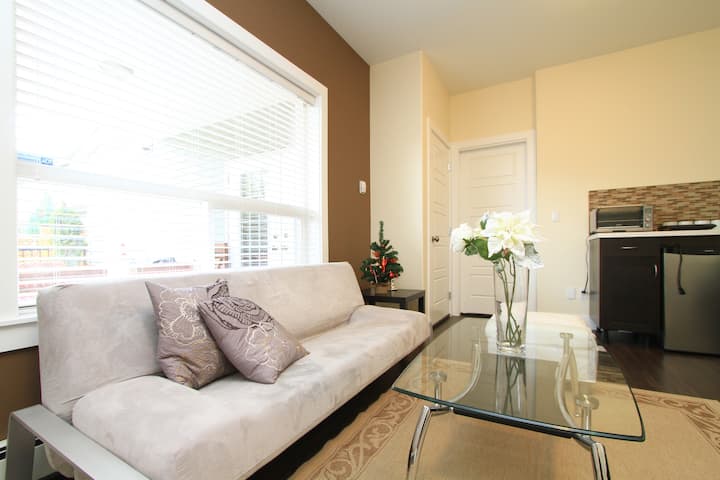 Private 1 Bedroom Suite - Separate Entry - Coquitlam