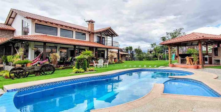 Country-luxury Villa With Pool / Alto Viento - Quito