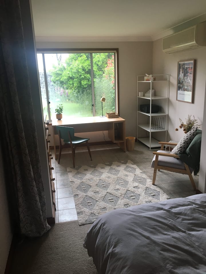 Well Located Double Bedroom & Study With Views. - Maitland