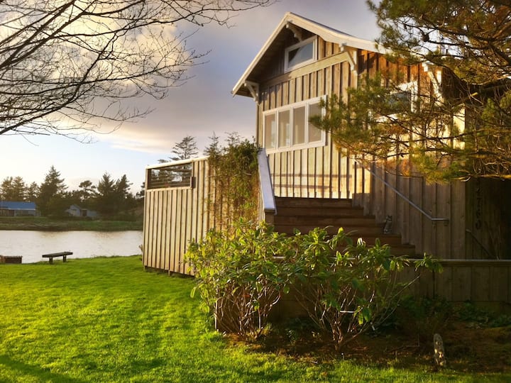 Historic Riverfront Cabin W/hot Tub - Pacific City, OR