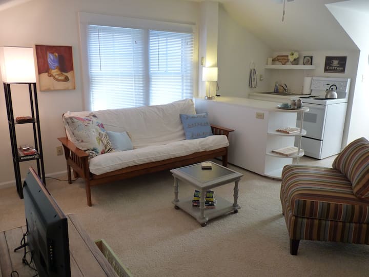 Bright & Cozy Upstairs Apartment/near Downtown - Winston-Salem, NC