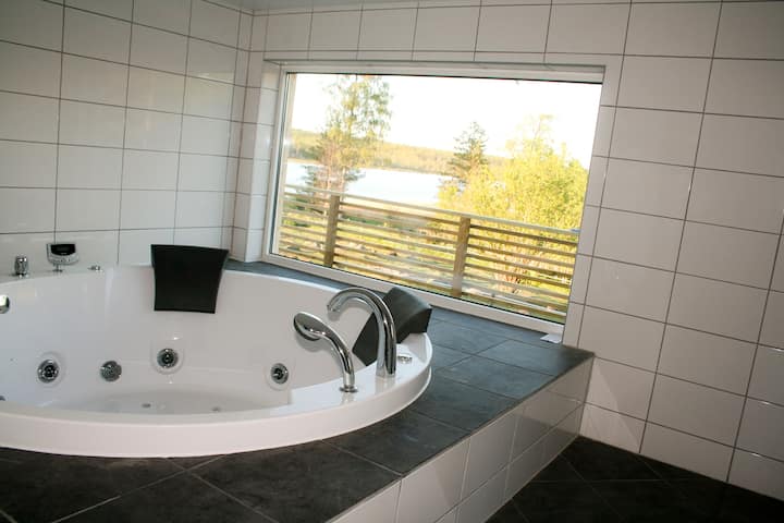 By The Lake, Jacuzzi And Sauna. - Habo
