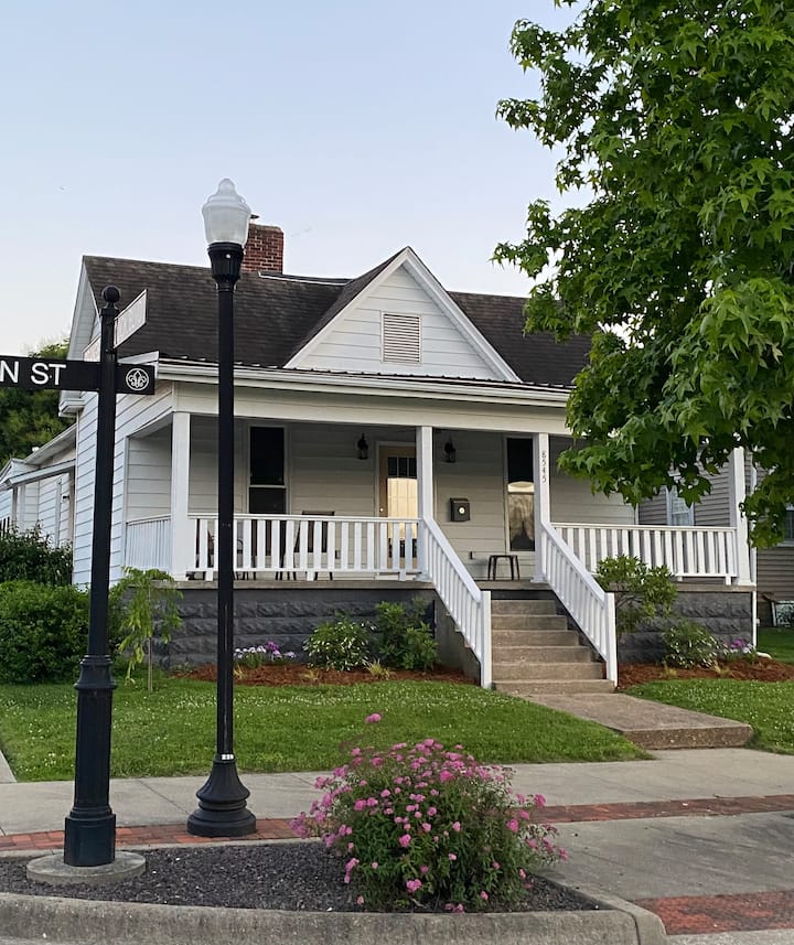 Toliver Guest House-spacious, Remodeled, Downtown. - French Lick, IN