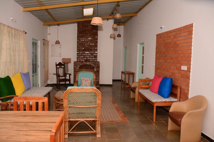 The Bougainvilla Stay-kattabettu. A Beautiful Property Located In The Picturesque Locality Of Kattabettu, Very Close To Kotagiri, Nilgiris. This Is A Double Occupancy Room Attached With Washroom. Breakfast Is Complimentary. - クヌール