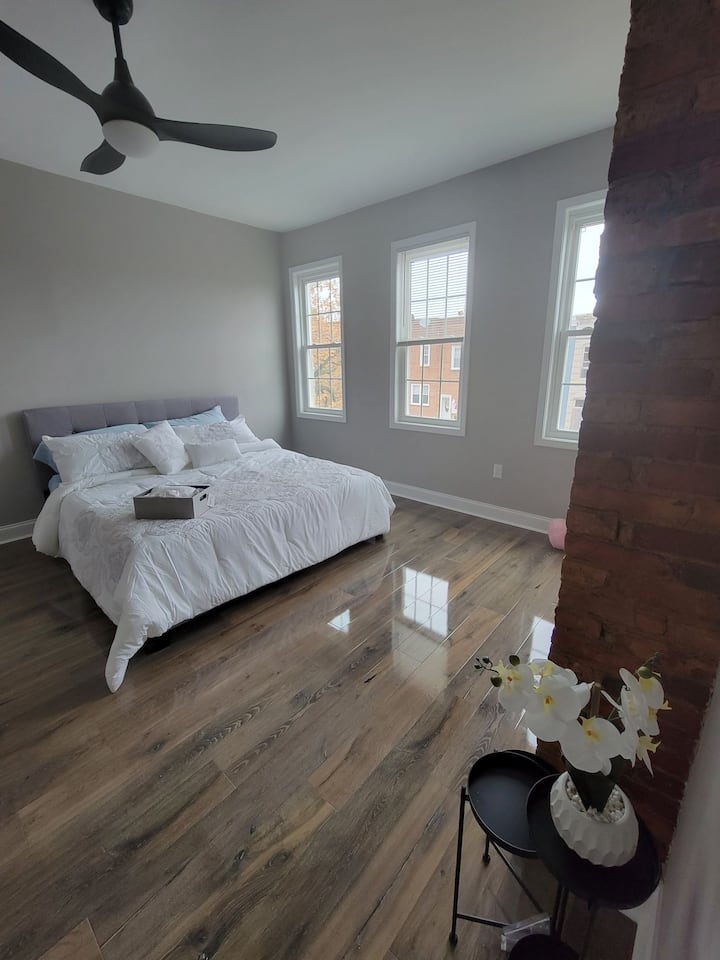Cheerful Spacious Townhouse In The Heart Of B-more - Baltimore, MD