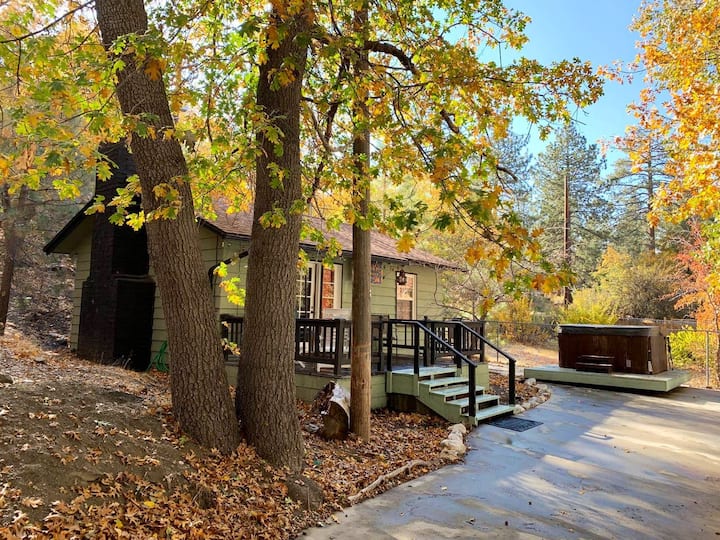 The Oak Leaf Cabin Hideaway. - Mountain High Resort, CA