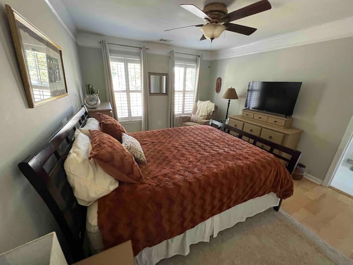 Bright And Airy Bedroom W/queen Bed,  Private Bath - Newnan
