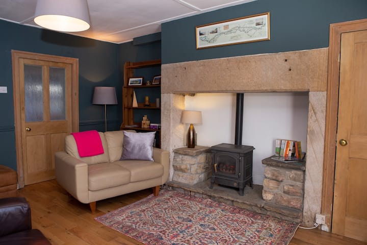 Charming Central Corbridge Cottage With Garden - Northumberland