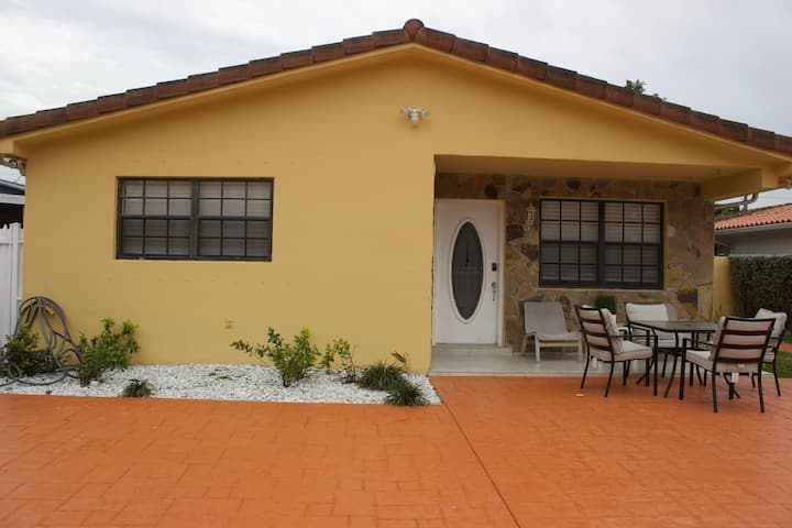Modern Vacation Home - 10 Min From Mia Airport - Hialeah