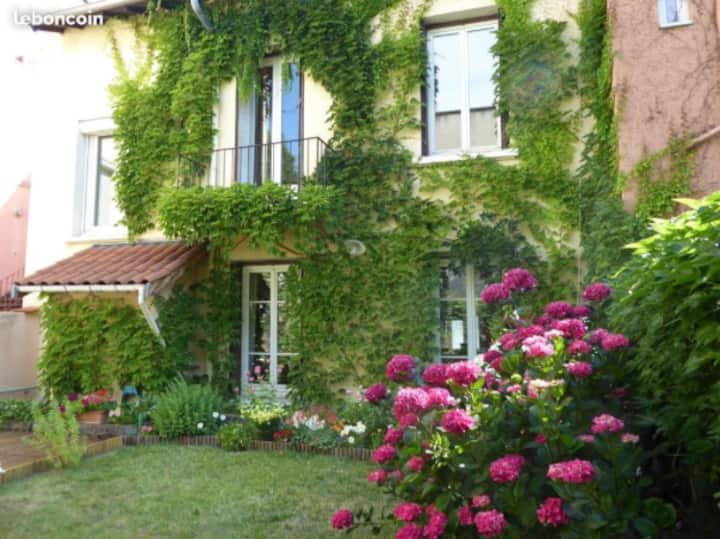 Maison En Ville 150m2 Avec Jardin , Calme & Espace - Soucieu-en-Jarrest