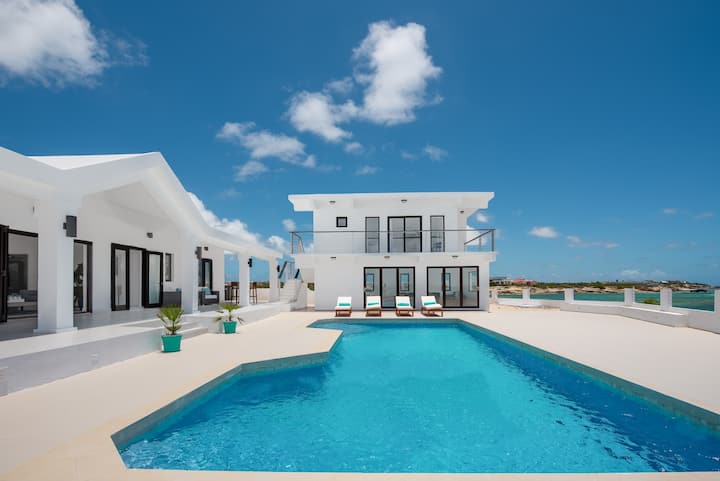 Oceanfront • Luxury 4 Bdrm Villa • Pool • Billards - 安奎拉