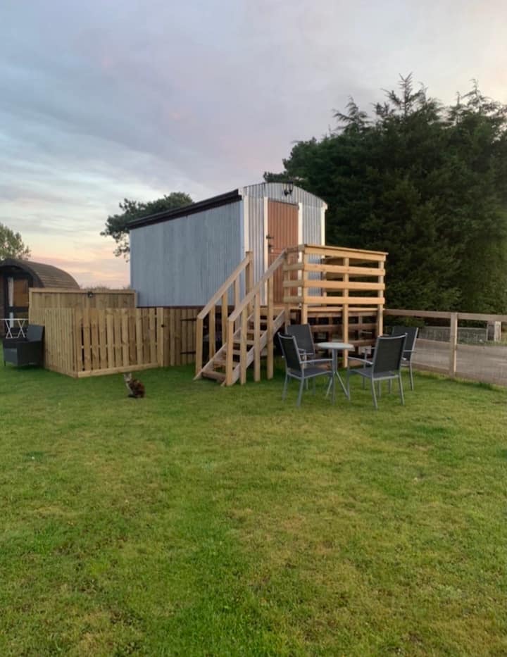 Family Shepherds Hut With Hot Tub - Woodhall Spa