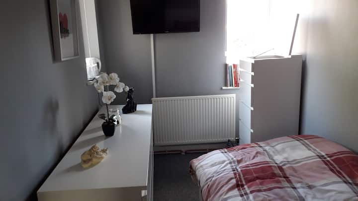 Single Room With Smart Tv/dvd - Bolton