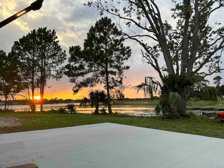 Luxury Camper & Lakefront! - Deltona, FL