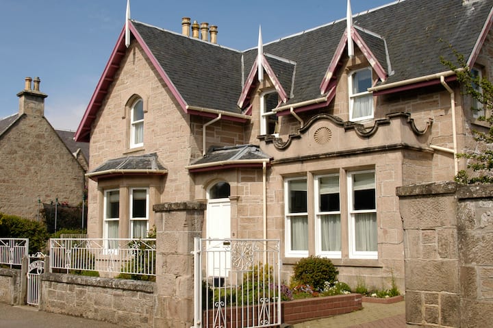 Twin Room In Beautiful Scottish Victorian House - ネアン