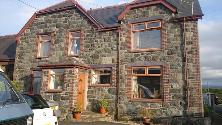 Traditional Welsh School Master's House - Llanberis