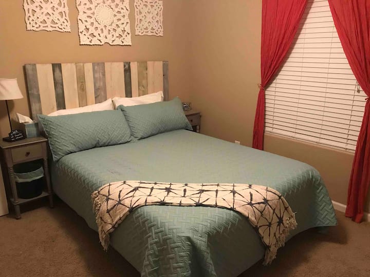 Private, Clean Room For Non-smoking Travelers! - Pueblo