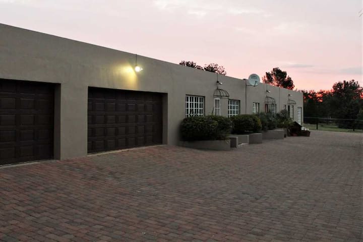 Luxury Country Cottage  Of Equestrian Kyalami. - Midrand