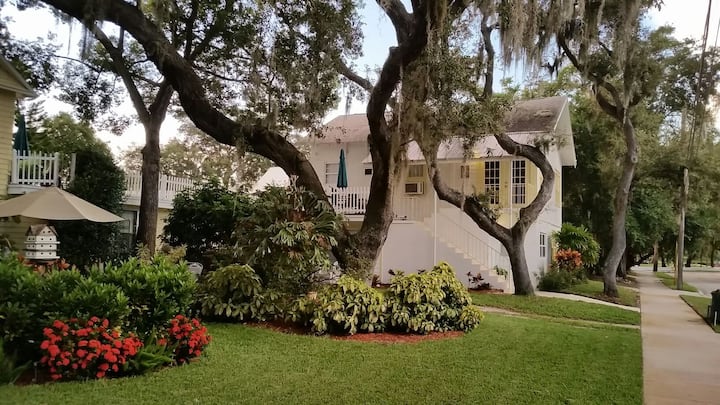 Cozy Carriage House At Spring Bayou - Tarpon Springs, FL
