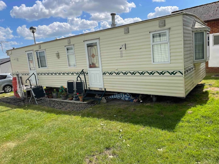 Lovely Two Bed Caravan For Rent With Sea Views - Isle of Sheppey