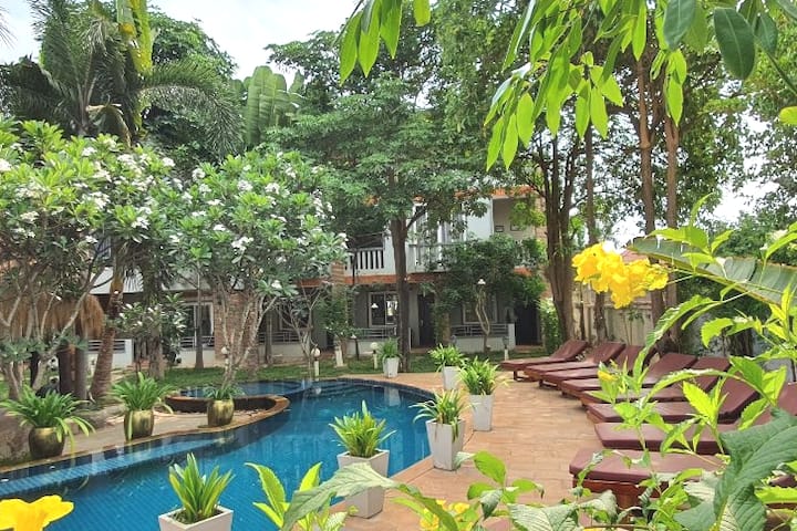 Entire 10 Bedrooms Garden Pool Villa With Kitchen - Cambodia