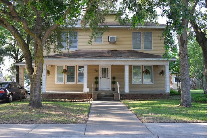 Charming Farmhouse Rooma: Your Home Away From Home - Baytown, TX