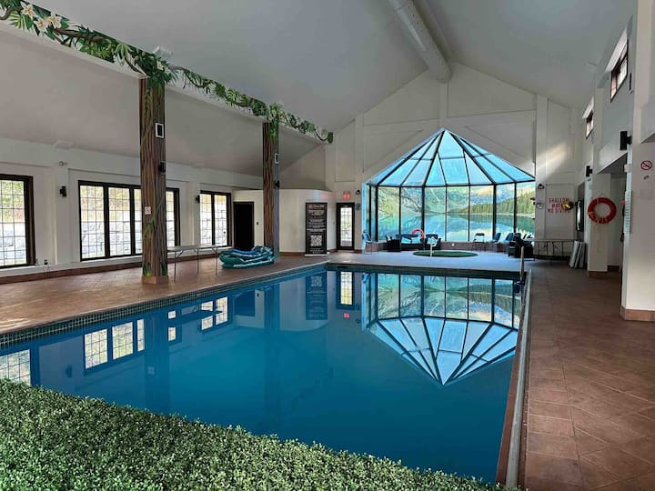 11 Bedroom Luxury Villa, Indoor Pool & Hot Tub - Whitchurch-Stouffville