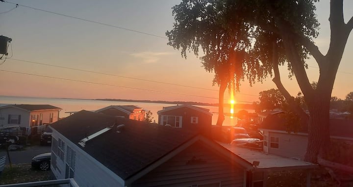 Unwind & Enjoy Serene Sunset Views Over Lake Erie - Port Colborne