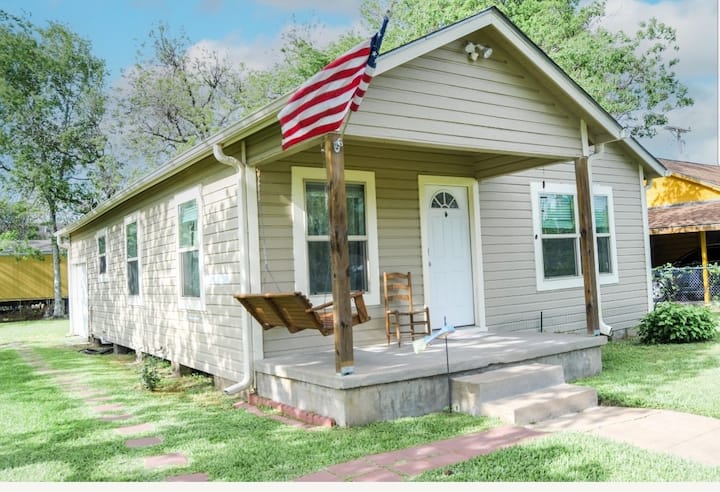 Home Away From Home *Special Lt Rates Aug/sept!* - Bay City, TX