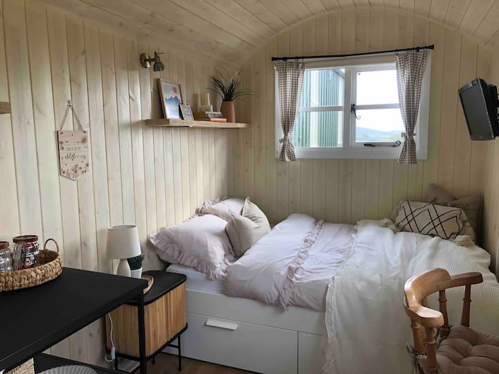 Chestnut Lodges - Our Cosy Shepherds Hut Hideaway - Forest of Dean