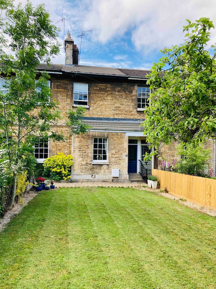 A Charming Two Bedroom Cottage Near Burghley Park - Stamford
