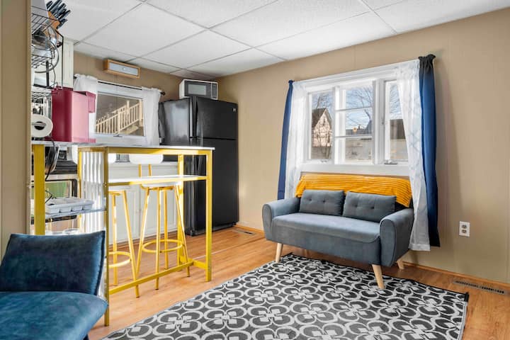 Modern & Cozy Downtown Gem ~ King Bed ~ Workspace - Rochester, NH