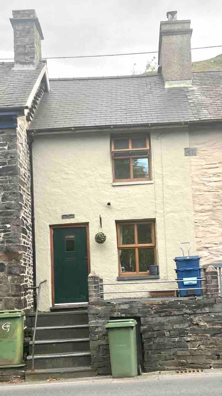 Cosy Cottage In Picturesque Location - Machynlleth