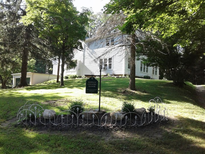 Charming 1800s Farm House - Mount Vernon, OH
