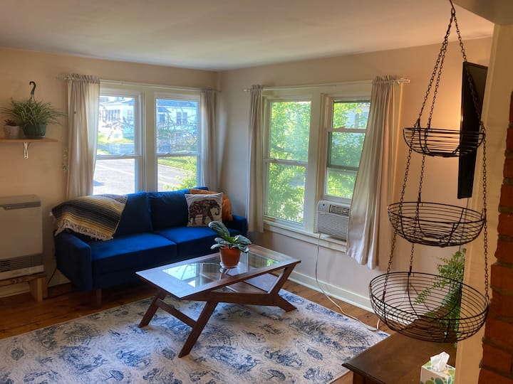 Warm, Welcoming, Modern, W/hot Tub (Upstairs Unit) - Colchester, VT