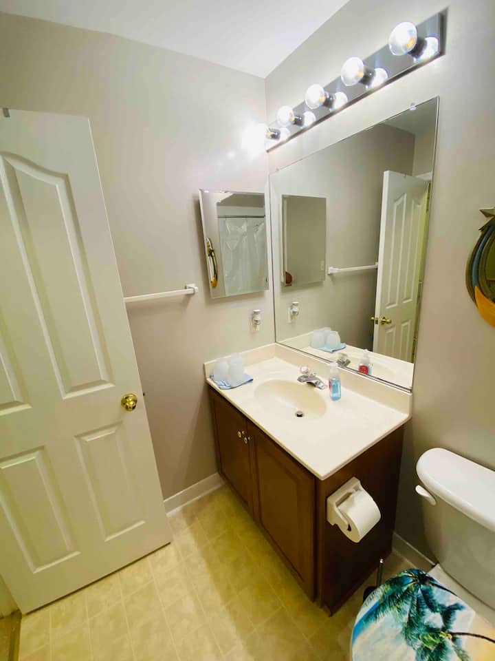 Welcoming One Bedroom & Shared Bathroom. - Frederick, MD