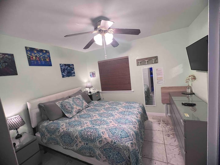 Cozy Queen Bed W/ Smarttv +En Suite Fridge/freezer - Miramar, FL