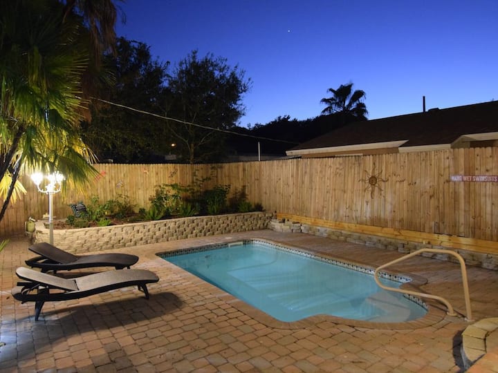Heated Pool Home In The Pinecraft Area Close To Downtown And Beaches. - Sarasota