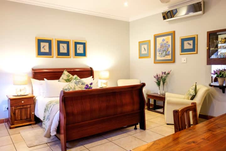 1 Bedroom In Guest House With Beautiful Garden - Centurion