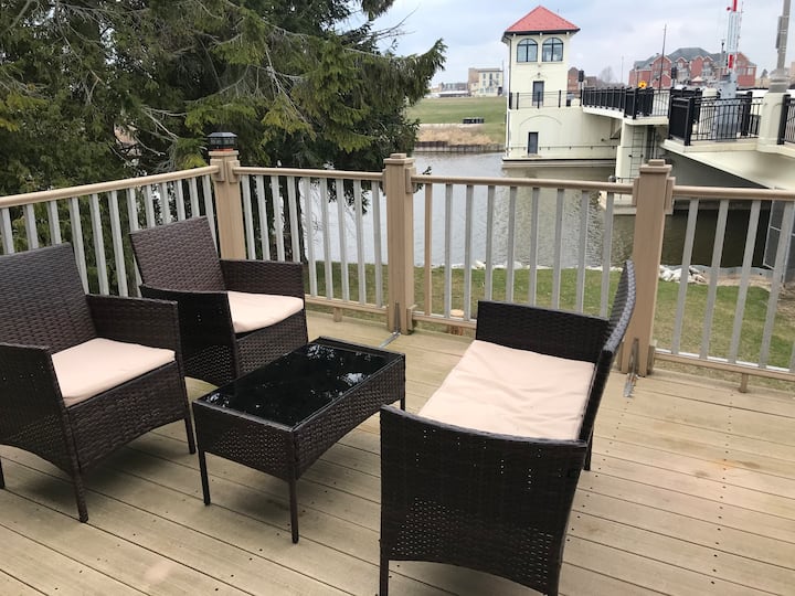 East River Retreat, Waterfront🛶+ Fire Pit🔥 - Two Rivers, WI