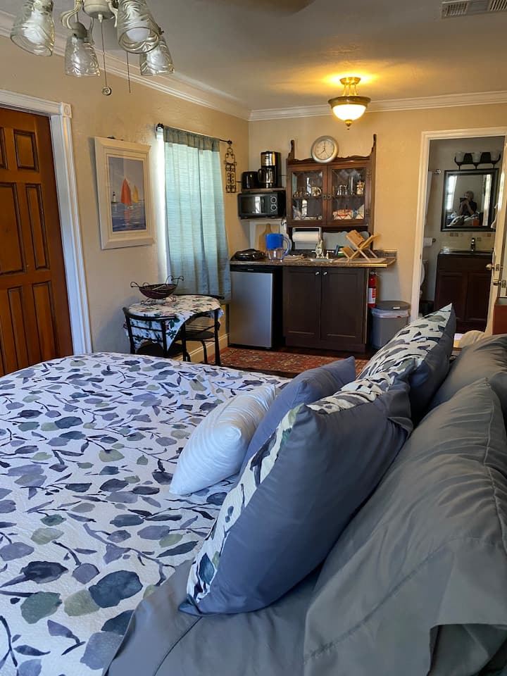 Quaint 1 Bedroom With Kitchenette & Large Bathtub - West Palm Beach, FL