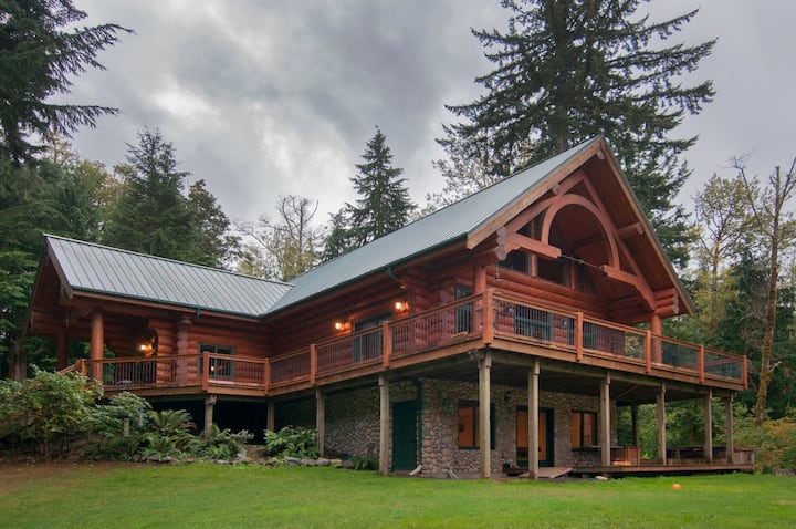 This Log Home Will Make Your Stay Oh So Memorable - North Bend, WA