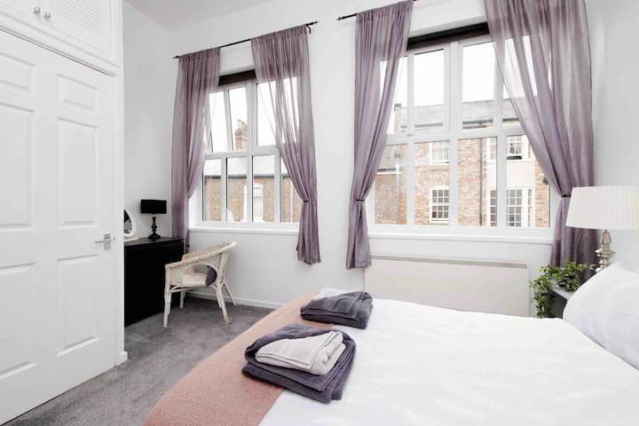 Upmarket  2 Bed Townhouse Within The City Walls With Parking. - York