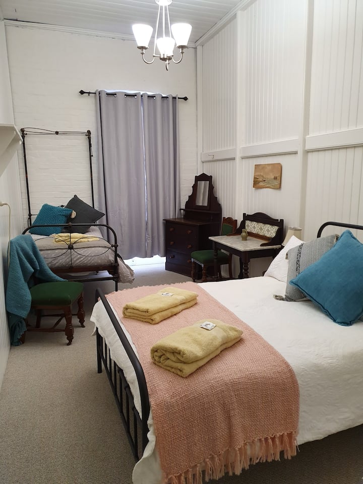 Historic Imperial Hotel, Ravenswood Qld - 라벤스우드