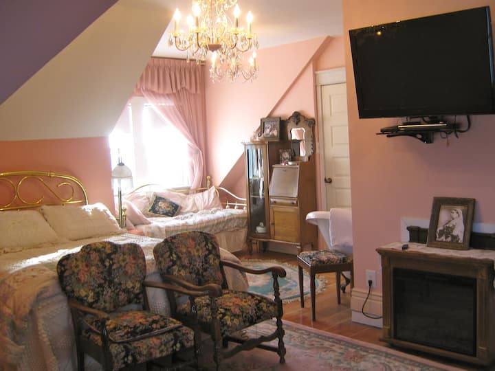 The Victorian Suite @ Wakamow Heights B&b - Moose Jaw