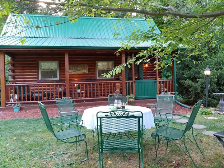 'Shepherd's Rest', A Unique Amish-built Log Cabin - Warrenton
