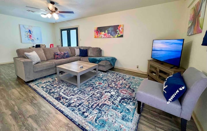 Cheerful Watercolors In 2br Home - Nederland, TX