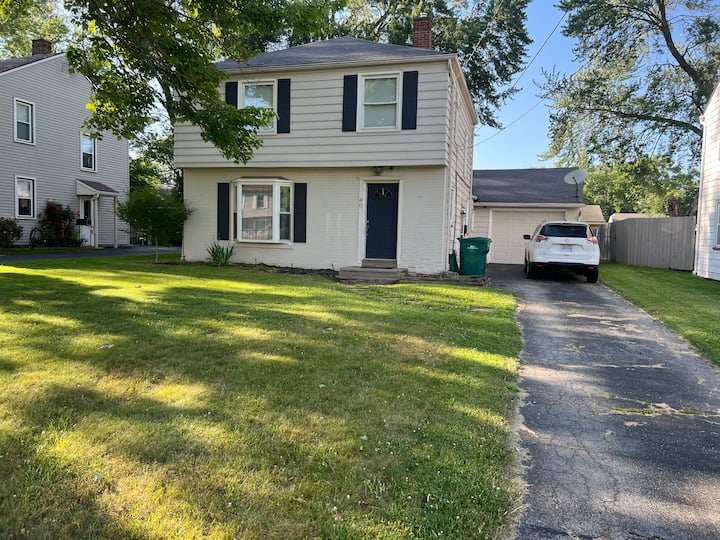 Boardman - Spacious Cape Cod Home - Free Parking - Campbell, OH